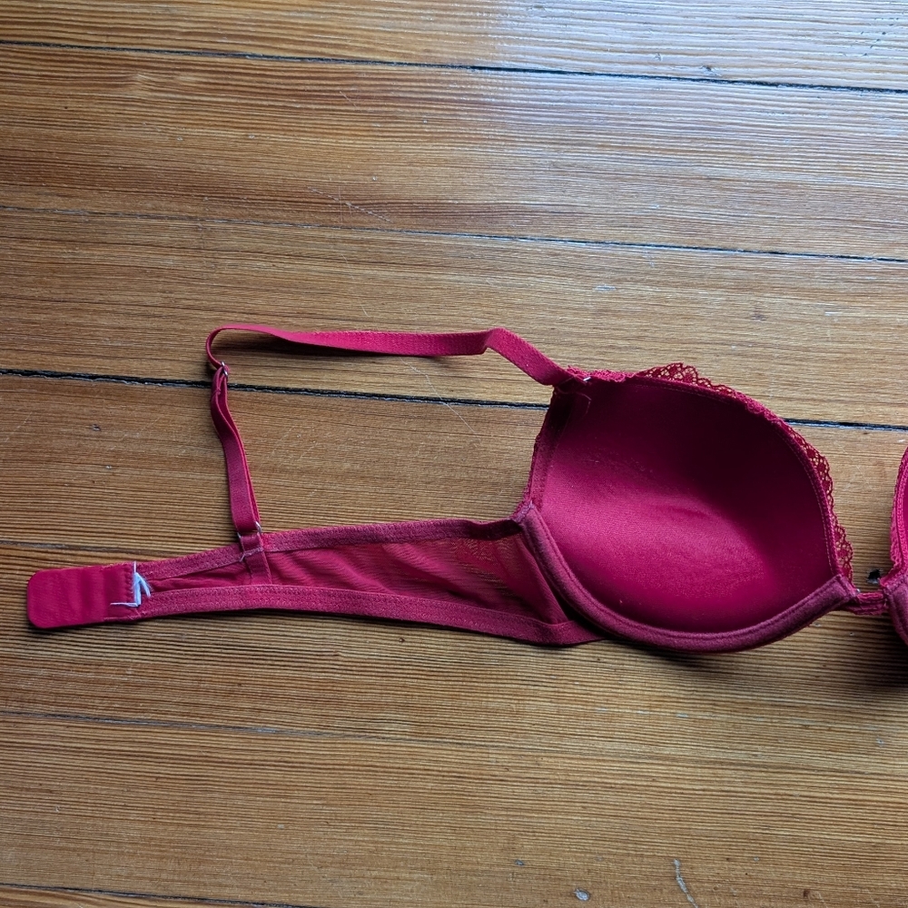 Red Lace Bra - Picture 6 of 8